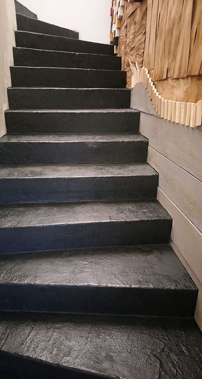 Escalier rénové en béton ciré anthracite