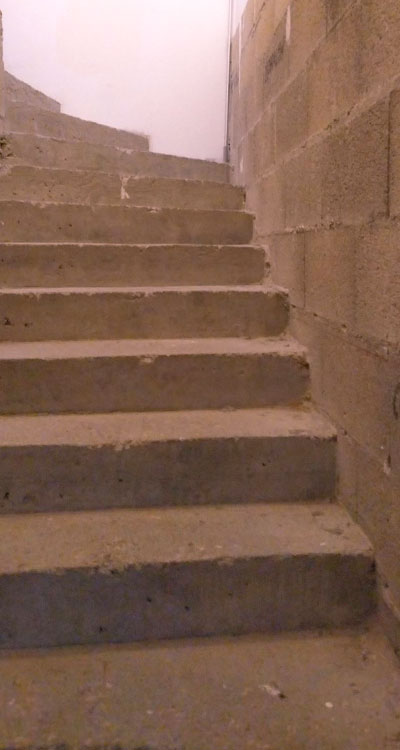 Escalier brut en béton