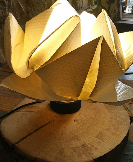 Lampe origami fleur de lotus sur tranche de bois