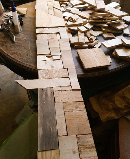 Work-in-progress du puzzle scrapwood pour bibliothèque en bois massif