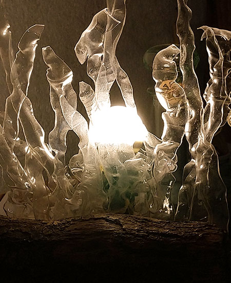 Gros plan lampe à poser bûche et plastique de bouteilles recyclées