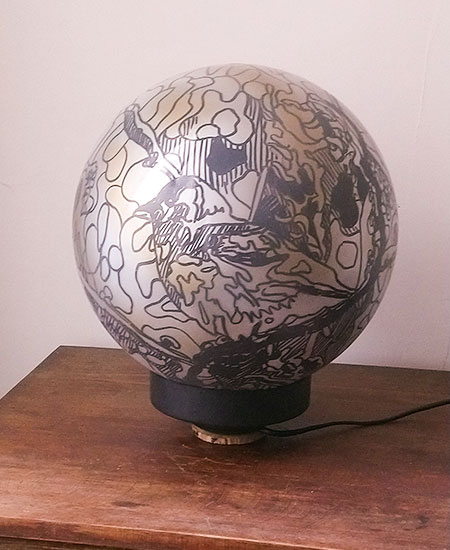 Lampe à poser sphère avec doodle-art éteinte