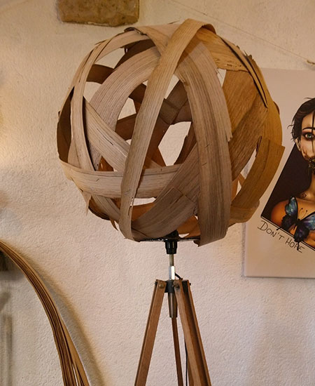 Lampe abat-jour sphère en lamelles de bois éteinte