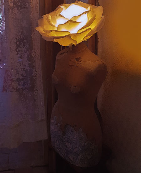 Lampe buste de couture femme et tête de rose