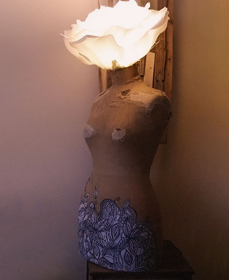 Lampe buste de couture femme et tête de rose