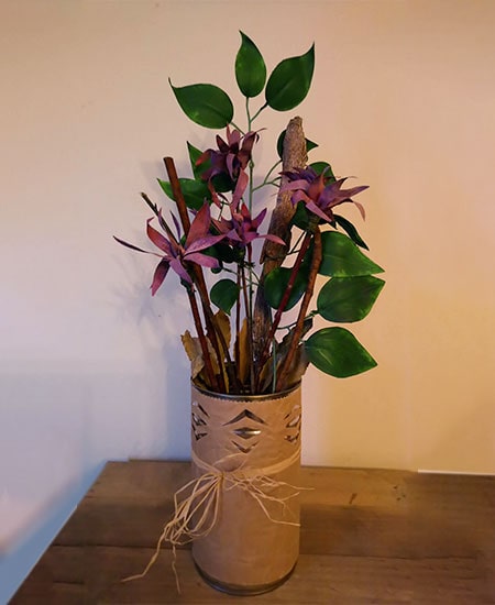 Pomponnette de fleurs rose foncé dans un vase