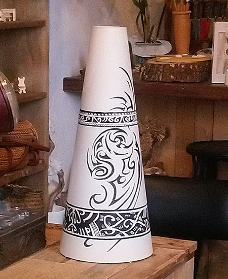 Abat-jour blanc en forme de cône personnalisé avec des dessins noirs éteint