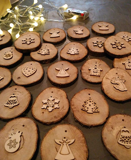 Plusieurs boules de noël en tranches de bûchettes