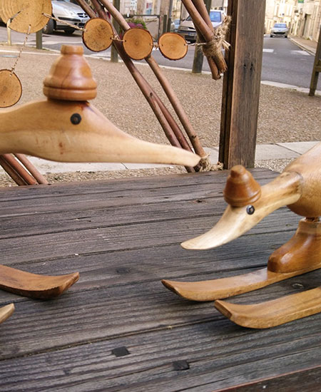 Deux canards en bois skiant gros plan