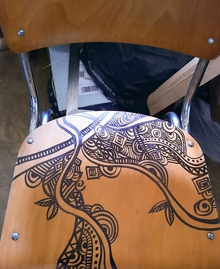 Work-in-progress des dessins doodle-art sur la chaise indus tubax