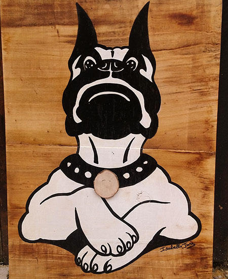 Peinture d'un chien cartoonisé sur planches de bois