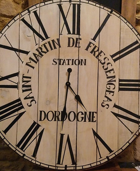 Horloge de style industriel avec indiqué 'Saint-Martin de Fressengeas Dordogne' vue de face