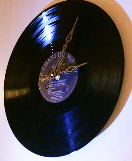 Horloge vinyle 33 tours sur un mur