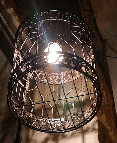 Lampe cage oiseaux allumée contre-plongée