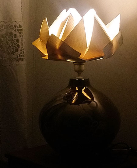 Lampe pied-boule abat-jour origami allumée