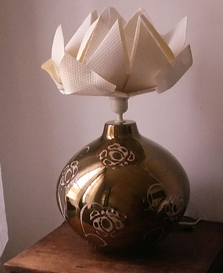 Lampe pied-boule abat-jour origami éteinte