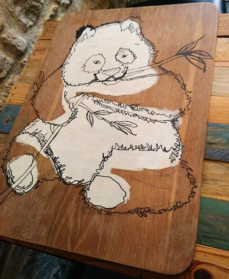 Work-in-progress de la peinture panda sur plaque de bois : pose du blanc