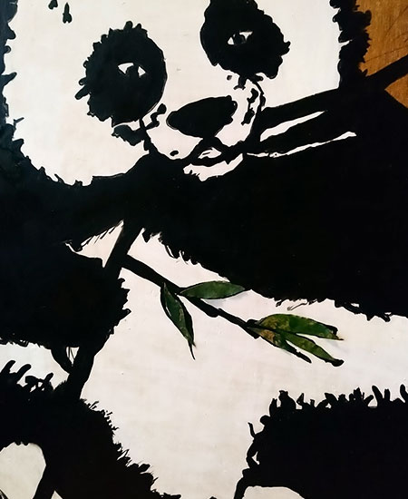 Peinture panda sur plaque de bois gros plan