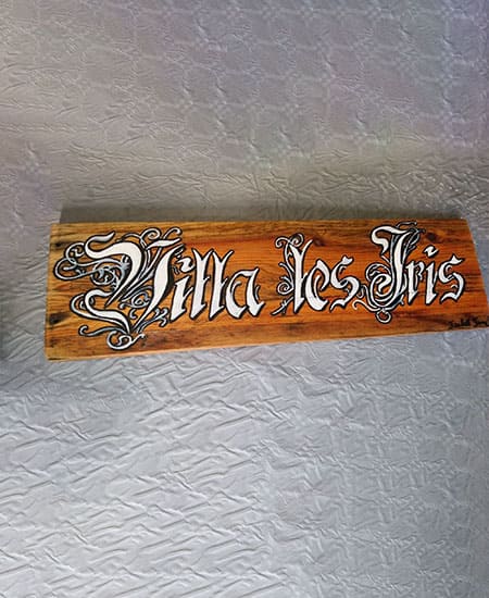 Panneau de bois pour maison villa Les Iris : typographie en noir contour blanc