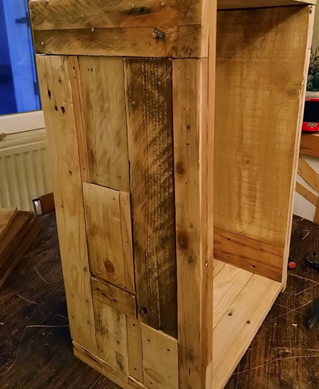 Work-in-progress caisse du petit meuble bas en scrapwood