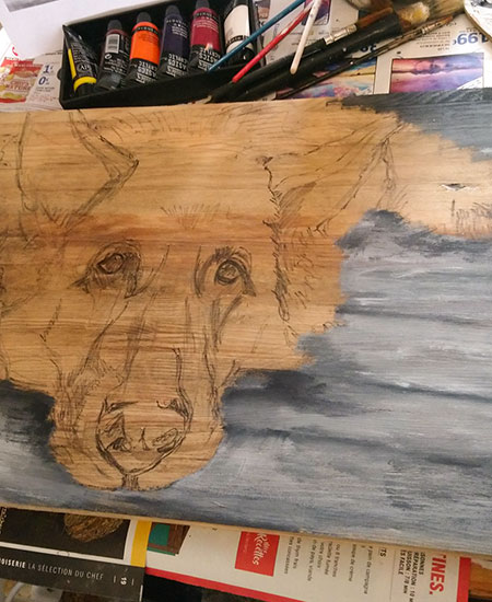 Work-in-progress du portrait d'Eden le chien sur bois massif : fond peint et chien dessiné