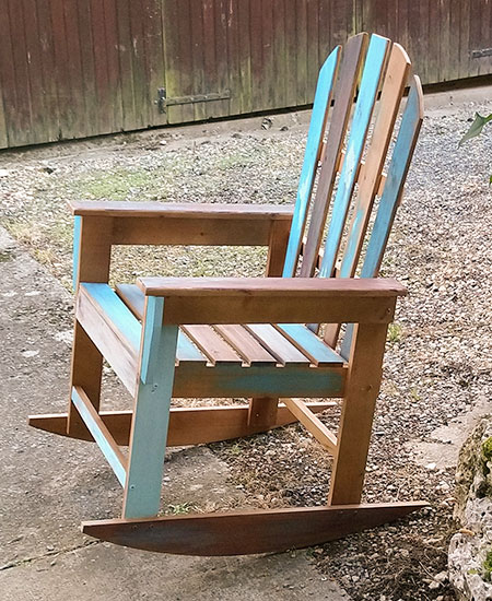 Rocking-chair bleue vue sur le côté