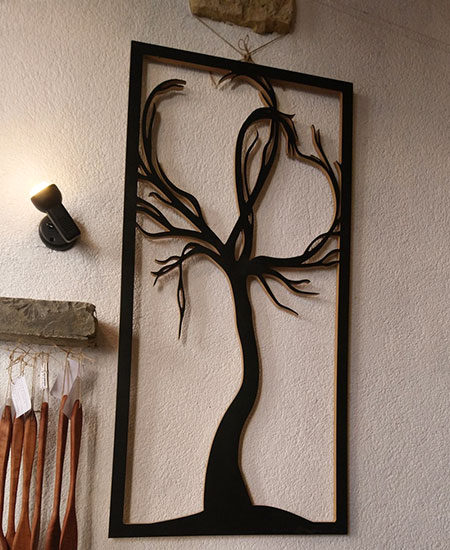 Sculpture murale motif arbre peinte en noir