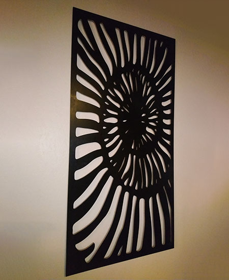 Sculpture murale motif spirale peinte en noir