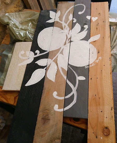 Work in progress du tableau de roses stylisées sur fond scrapwood : pose de la peinture blanche