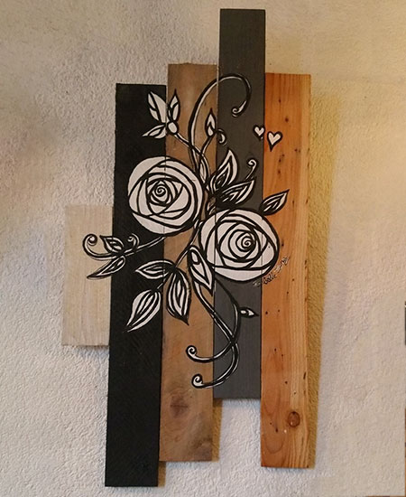 Tableau de roses stylisées sur fond scrapwood