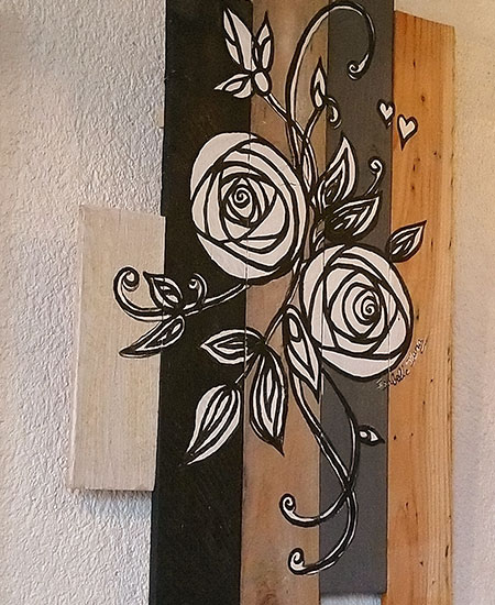 Tableau de roses stylisées sur fond scrapwood gros plan