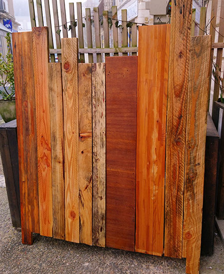 Tête de lit couleur bois en planches recyclées