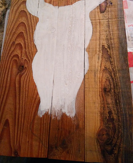 Work-in-progress de la peinture zèbre sur planche de bois : silhouette en blanc