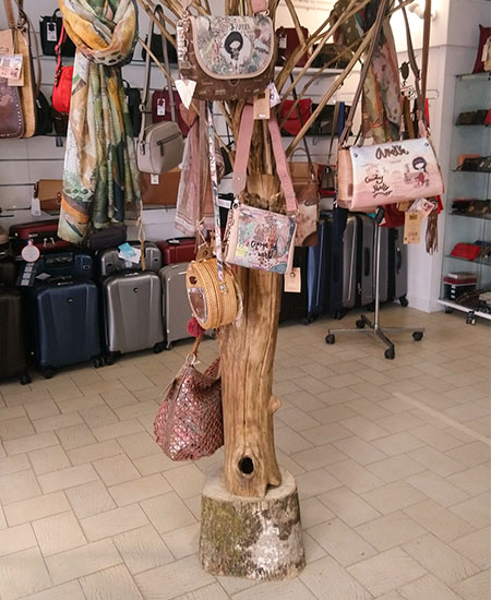 Présentoir arbre à sacs avec les sacs disposés sur les branches