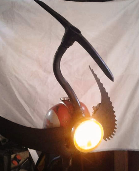 Lampe oiseau berrygord à partir de pièces de voitures recyclées allumée