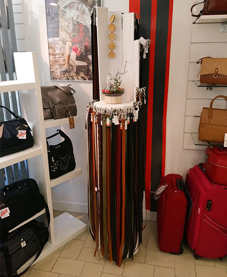 Meuble présentoir à ceintures installé dans la boutique du client