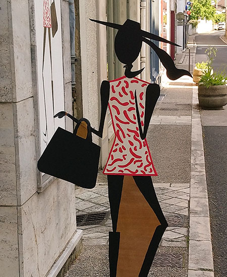 Panneau signalétique commerce (femme portant un foulard, un sac à mains et un chapeau peinte sur du bois)