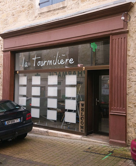 Peinture logotype 'la fourmilière' sur une vitrine verre