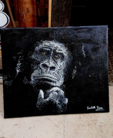 Vue d'ensemble de la peinture d'un grand singe sur fond noir